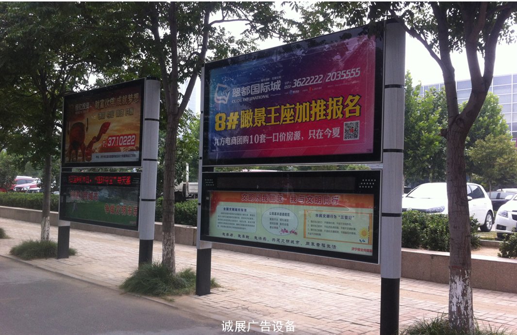 閱報欄曾經(jīng)是我們小時候都能在小區(qū)里看到的，里面都會放置一些報紙雜志之類的，可供我們傳達信息，讓我們能夠了解到外界的信息，但是隨著社會的不斷發(fā)展，閱報欄的作用已經(jīng)不像是以前明顯了，下面就由宿遷鴻春城市家具的小編來詳解一下。  在昆明大觀河畔、篆塘公園、東風廣場等地，幾個戴著老花鏡的老人在閱報欄前一站就是幾個小時，他們一邊讀著張貼在閱報欄上報紙，或?qū)蠹埳系男侣勗u頭論足，一些鐵桿讀者拿出筆和紙抄寫報紙上刊登的文章。人的讀報習慣一旦形成就難以改變，勉強改變便覺不適。近來，楊老先生就處于這樣的狀態(tài)中。家住篆塘附近的楊老先生，每天起床后沿著大觀河慢跑到大觀公園門口折回，洗漱妥帖再出去吃早點，然后就到路邊的閱報欄前讀報，一小時、兩小時，一個早晨的時光就這樣打發(fā)掉了        他這樣的習慣已有10年，從退休那天開始就如此，他與普通讀者不同的是，隨身帶著筆和本子，讀到好的文章便抄下來。去年8月的一天早晨，他正在摘抄本報一篇關于城中村改造的報道，恰巧被文章作者路過看到，作者十分感動，當即表示要訂一份報紙贈送給他，他拒絕道：“不是我訂不起報紙，而是不習慣一個人悶坐在家中看報，在這鳥語花香的環(huán)境中，看報累了，還可以看看車流人流，在讀報的同時，也可以讀讀社會……”      遺憾的是，半個月前的一天早晨，他一如既往來到閱報欄前，突然發(fā)現(xiàn)里面的報紙沒有更換，仍然是前一天的老面孔?！耙苍S是貼報人起晚了?！彼胫白?，發(fā)現(xiàn)另一個閱報欄也一樣。他回到家中，一整天都處于失落狀態(tài)中。   一天、兩天、三天，他帶著希望而來，滿懷失望而歸。他不知道這城市怎么了，咋就沒有文化的一席之地？      和楊老先生有著同樣心情的小董來自昭通，他在一建筑工地干活，每天晚飯后，無論多累，都要到街邊的閱報欄前看看。“當今社會，信息對于每一個人都重要，不讀書看報，就如同一個瞎子?？晌页鮼碚У剑I不起電視，訂不起報紙，只能通過閱報欄獲取自己需要的信息。      隨著信息渠道的增多，閱報欄前的人越來越少，但總有那么一部分人，或出于習慣或出于經(jīng)濟原因，對閱報欄情有獨鐘，他閱報欄們希望能給閱報欄留下一席之地，希望春城不要變成“文化的沙漠”。