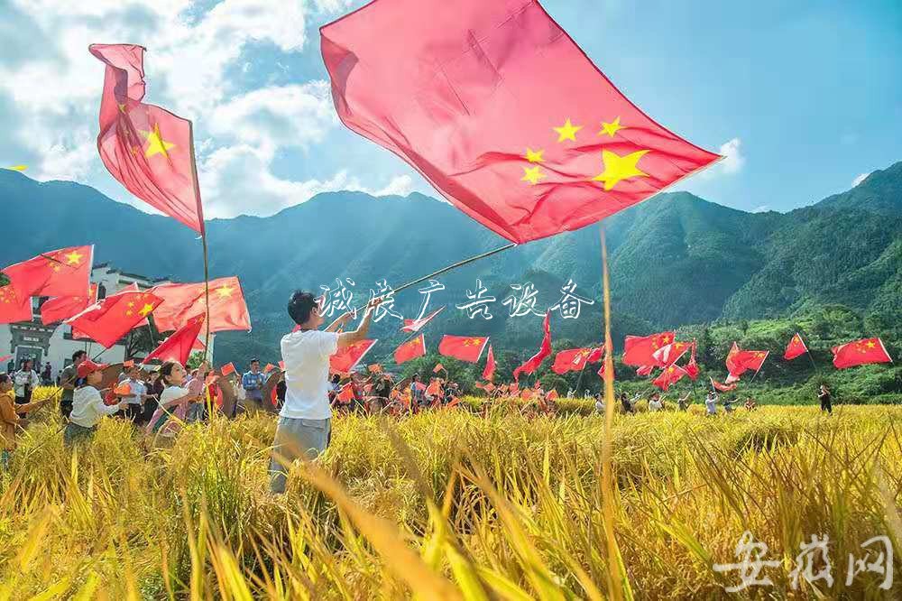 石臺(tái)農(nóng)民歡慶“中國學(xué)校宣傳欄農(nóng)民豐收節(jié)” (組圖)