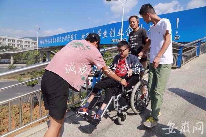 安慶師范大學“特殊宿宣傳欄燈箱舍” 迎接勵志殘疾大學生