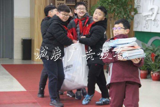 “拾尚包”成時尚！九宣傳欄廠家里亭街道推垃圾分類新舉