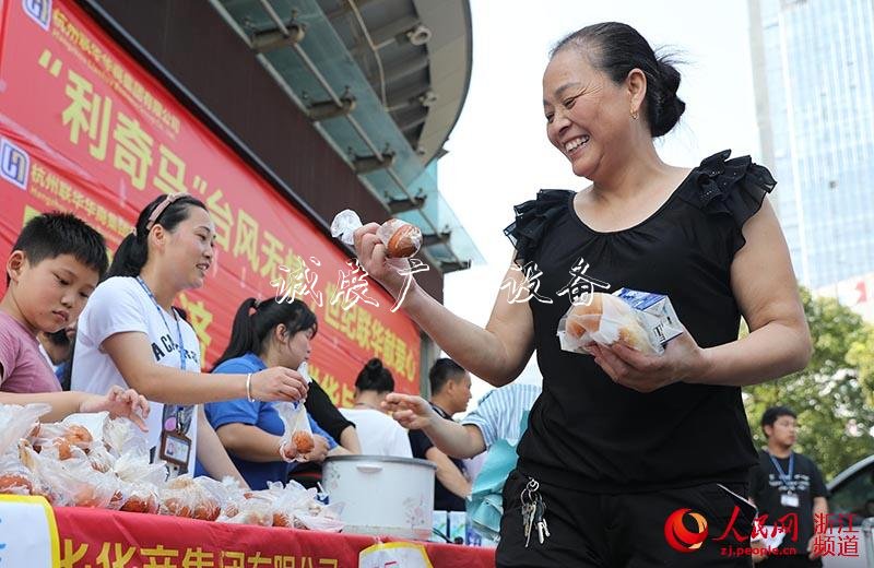 8月12日，市民領取物資。章勇濤 攝