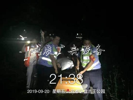 楊紹偉、鐘景威和醫(yī)護(hù)人員一起將暈倒男子抬下山
