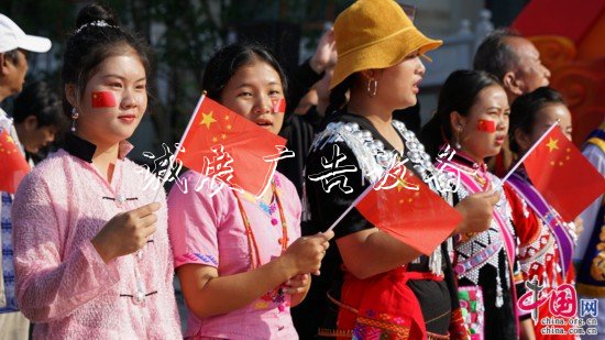 “幸?！妗印焙貌暑^垃圾收集亭近2000名群眾共吃“國慶面”