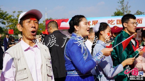 “幸?！妗印焙貌暑^垃圾收集亭近2000名群眾共吃“國慶面”