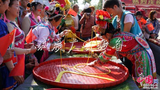 “幸?！妗印焙貌暑^垃圾收集亭近2000名群眾共吃“國慶面”