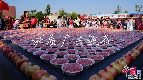 “幸?！妗印焙貌暑^垃圾收集亭近2000名群眾共吃“國慶面”
