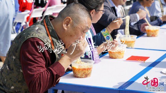“幸?！妗印焙貌暑^垃圾收集亭近2000名群眾共吃“國慶面”