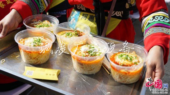 “幸?！妗印焙貌暑^垃圾收集亭近2000名群眾共吃“國慶面”