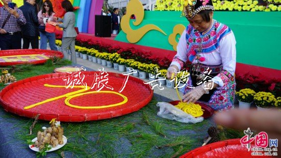“幸?！妗印焙貌暑^垃圾收集亭近2000名群眾共吃“國慶面”