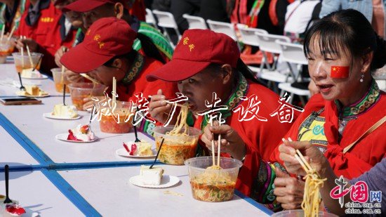 “幸?！妗印焙貌暑^垃圾收集亭近2000名群眾共吃“國慶面”