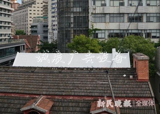 圖說:純白的屋頂與周圍房屋的色調(diào)形成鮮明對比 新民晚報記者 王凱 志愿者 胡亦順 攝