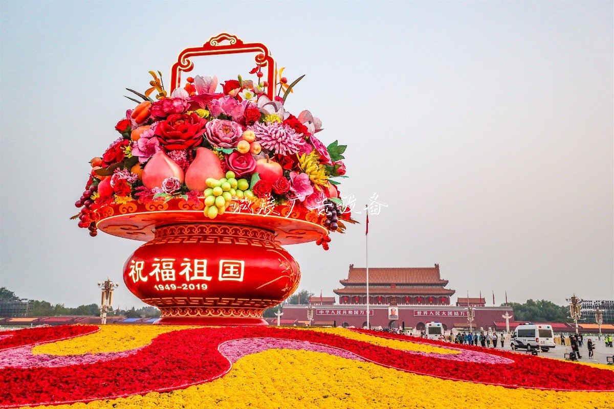 “普天同慶”中心花壇路燈燈箱亮相天安門廣場，僅用7小