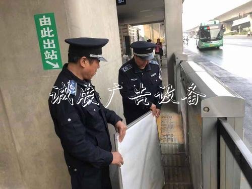 鄭州道路兩側(cè)戶(hù)外廣告垃圾分類(lèi)亭整治第一站:紫荊山立交橋