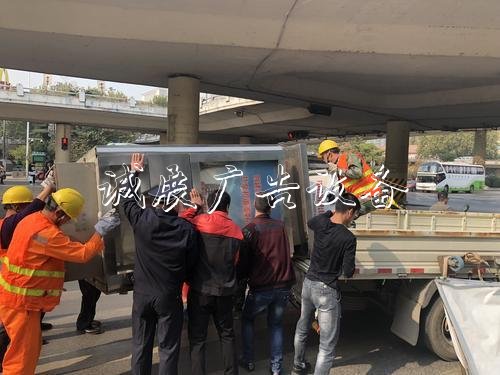 鄭州道路兩側(cè)戶(hù)外廣告垃圾分類(lèi)亭整治第一站:紫荊山立交橋