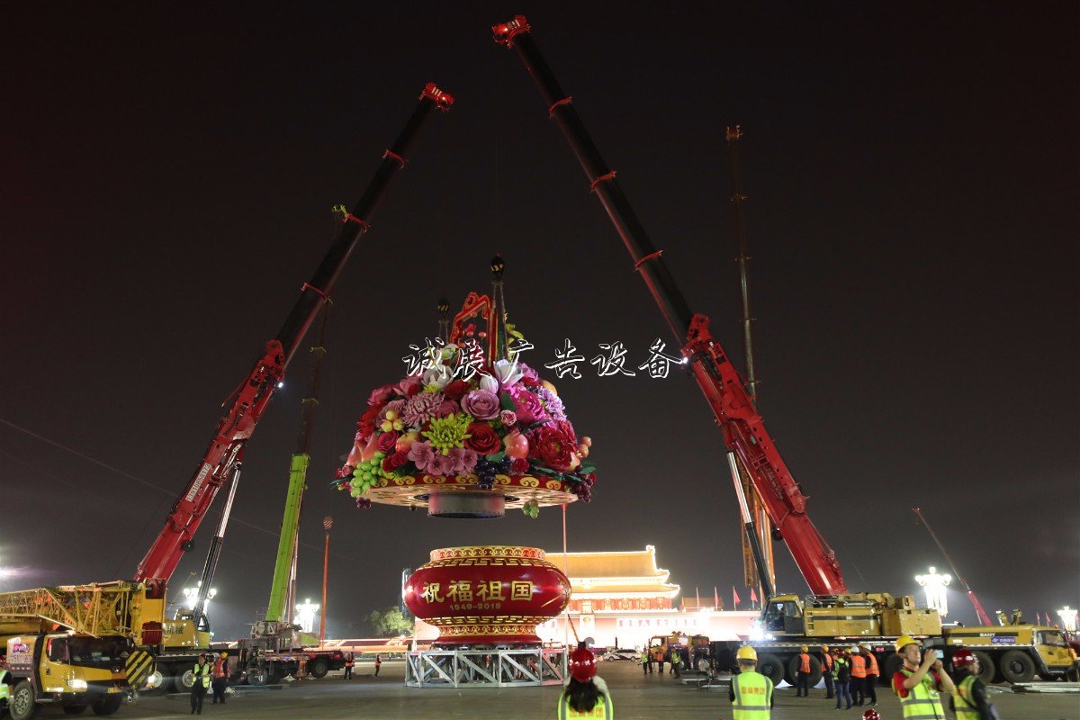 “普天同慶”中心花壇路燈燈箱亮相天安門廣場，僅用7小
