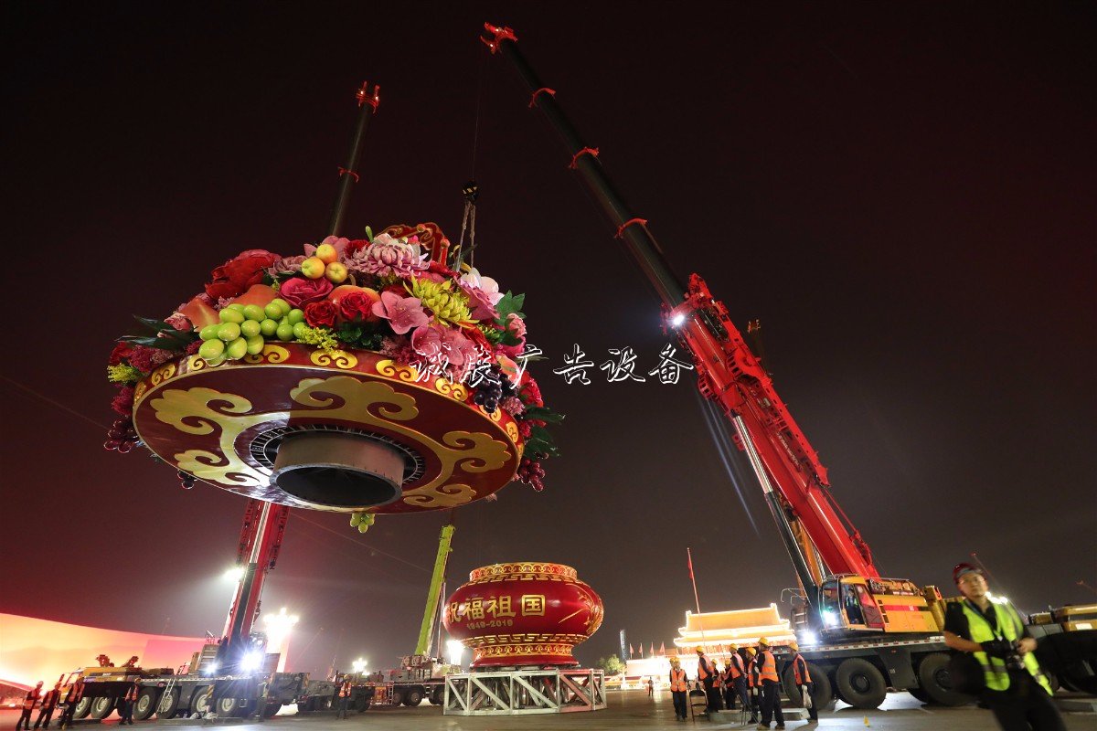 “普天同慶”中心花壇路燈燈箱亮相天安門廣場，僅用7小