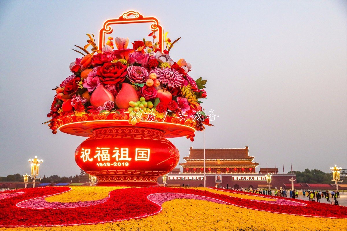 “普天同慶”中心花壇路燈燈箱亮相天安門廣場，僅用7小