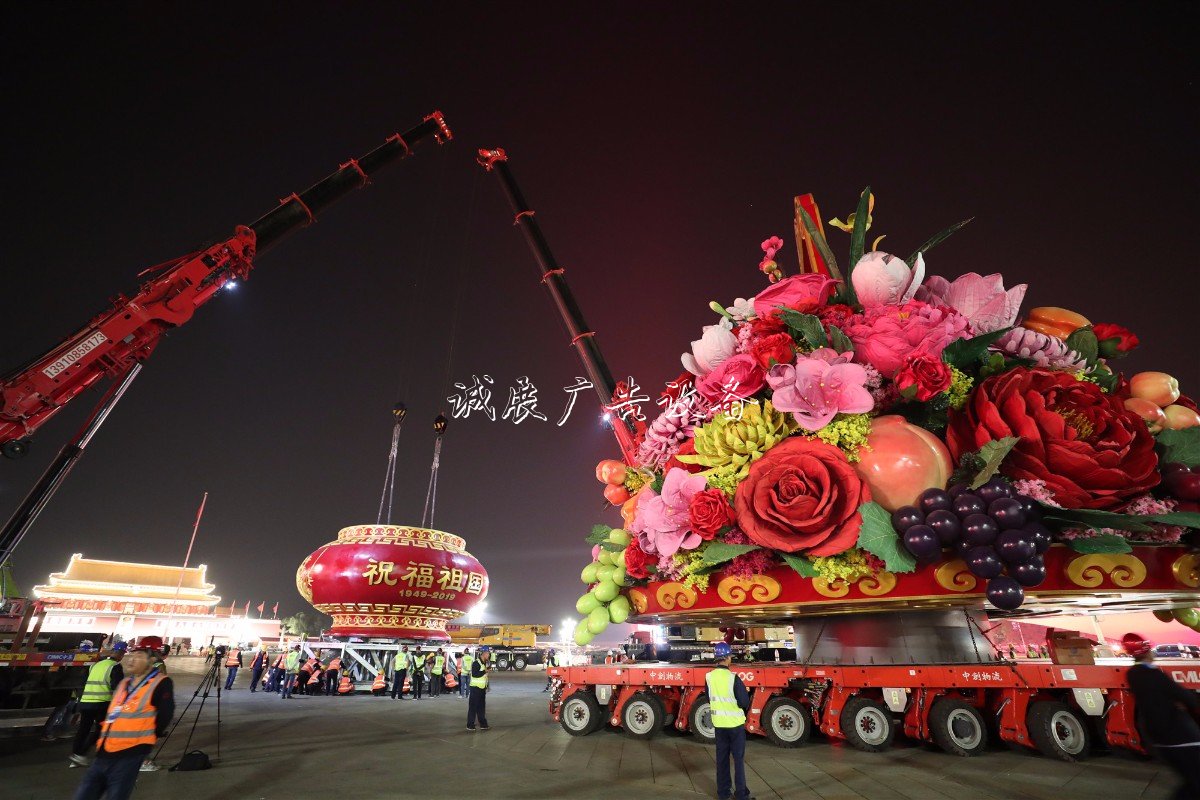 “普天同慶”中心花壇路燈燈箱亮相天安門廣場，僅用7小