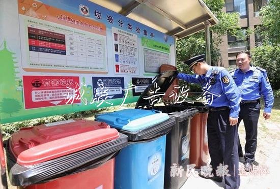 圖說(shuō)：居民小區(qū)沒(méi)有在垃圾箱房設(shè)置四分類(lèi)桶，被責(zé)令改正 新民晚報(bào)記者 周馨 攝（下同）