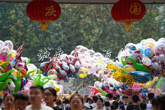 國慶假期，合肥逍遙垃圾箱津公園游人如織(組圖)