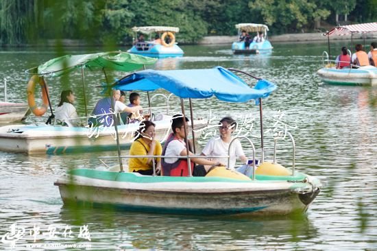 國慶假期，合肥逍遙垃圾箱津公園游人如織(組圖)