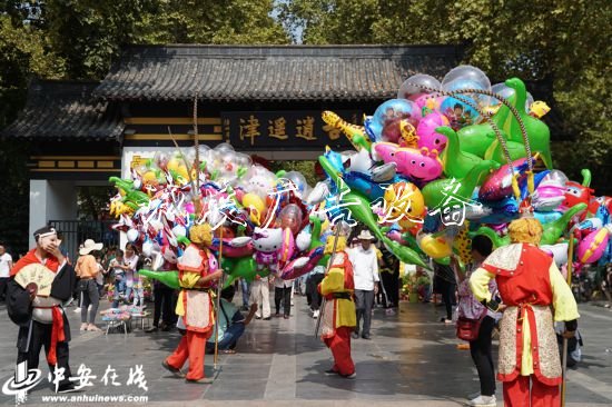 國慶假期，合肥逍遙垃圾箱津公園游人如織(組圖)