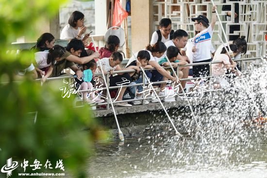 國慶假期，合肥逍遙垃圾箱津公園游人如織(組圖)