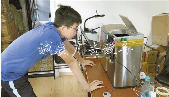 愛干家務(wù)的中學(xué)男滾動(dòng)式燈箱生發(fā)明智能垃圾桶