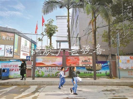 ▲放置在路口人行道上的宣傳欄。深圳晚報(bào)見習(xí)記者 葉洋特 攝