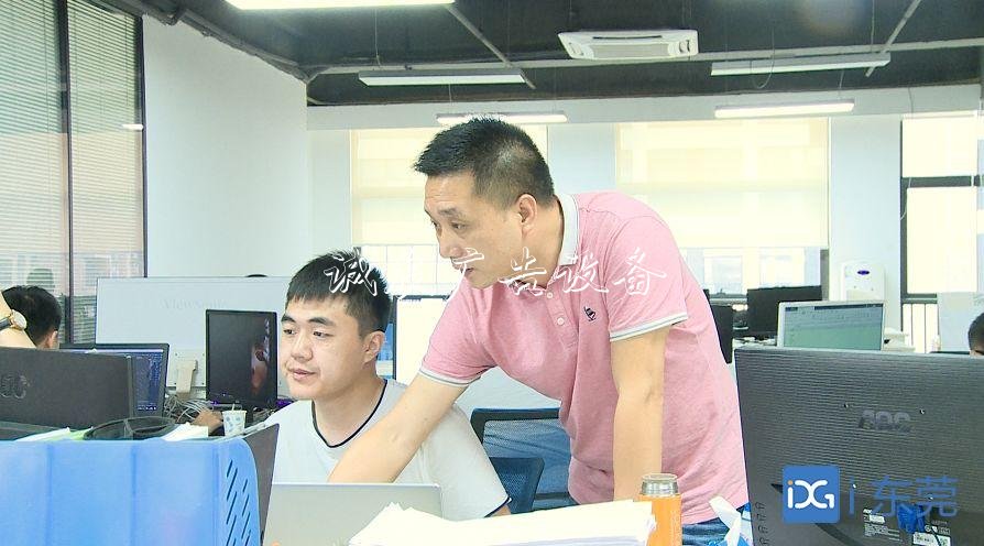 黃長平：我愿變身路路燈燈箱牌，為他人指向希望 |金商