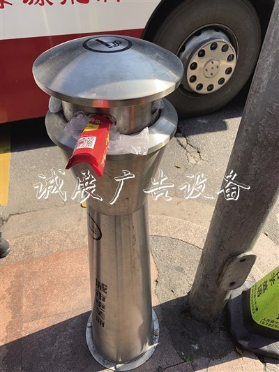 塞滿廣告單、塑料袋等分類垃圾亭各種垃圾 環(huán)保滅煙桶成隨