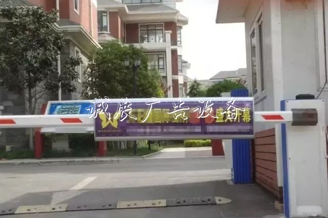 這個(gè)小區(qū)給每戶發(fā)了宣傳欄廠家500元！這筆錢(qián)你也能去物業(yè)要