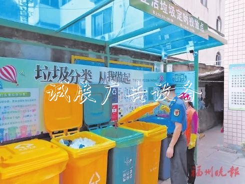 馬尾區(qū)執(zhí)法人員檢查垃圾分類情況。