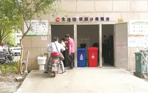 垃圾分類被小區(qū)居民戶外滾動燈箱認可 垃圾箱房變干凈了