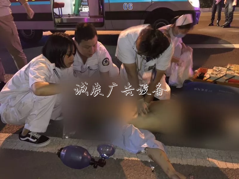 撞上路牌鐵柱子，出租垃圾箱車突然起火！的哥傷重不