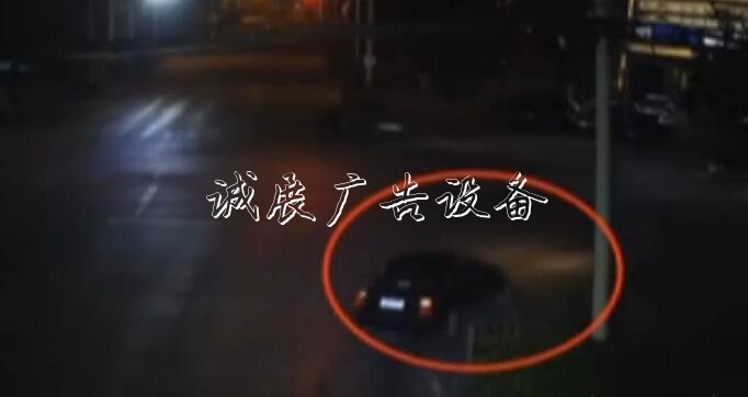 醉酒挪車斷片忘地 大膽指路牌燈箱男子報(bào)警求助：來幫我找找