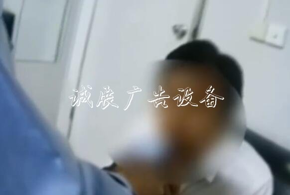 醉酒挪車斷片忘地 大膽指路牌燈箱男子報(bào)警求助：來幫我找找