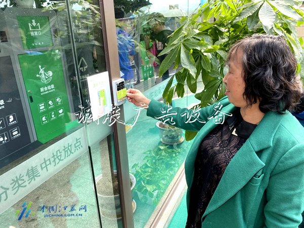 全面撤掉垃圾桶！南京路燈燈箱試點垃圾分類定時定點投