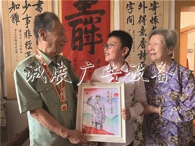 聽抗戰(zhàn)老兵爺爺講故事黨建宣傳欄 小學(xué)生送上手繪戎裝敬禮