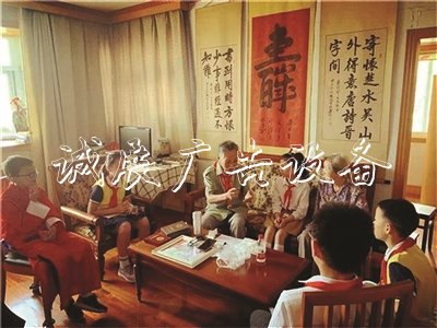 聽抗戰(zhàn)老兵爺爺講故事黨建宣傳欄 小學(xué)生送上手繪戎裝敬禮