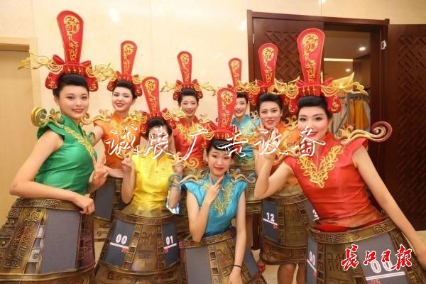 編鐘裙+引導(dǎo)牌有20多斤分類(lèi)垃圾亭重，軍運(yùn)會(huì)舉牌姑娘是體