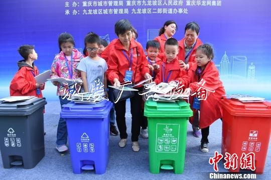 圖為小朋友進(jìn)行垃圾分類游戲互動(dòng)?！￡惓?攝