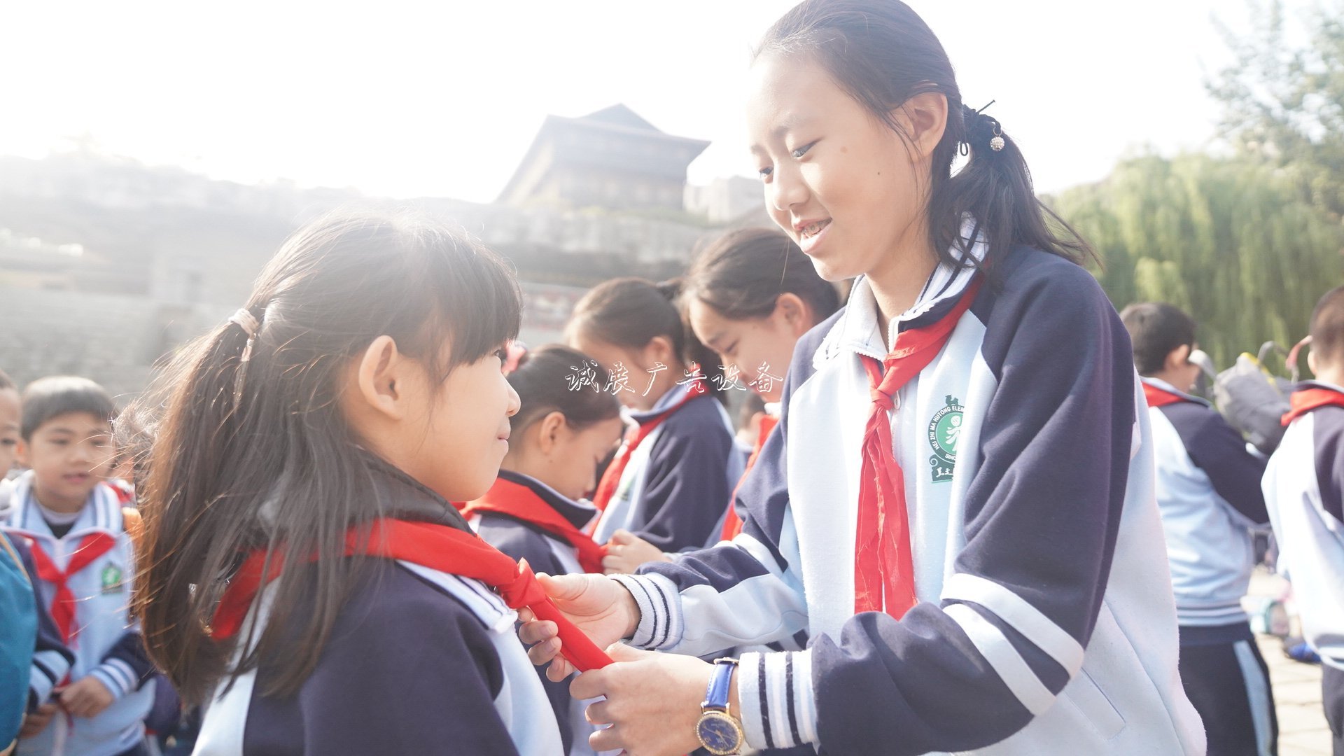 北京:黑芝麻胡同小學獻不銹鋼宣傳欄禮中國少年先鋒隊建隊70周年