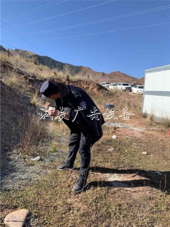 “2019行走黃河”：拉戶外廣告燈箱加鎮(zhèn)，黃河邊上解難題