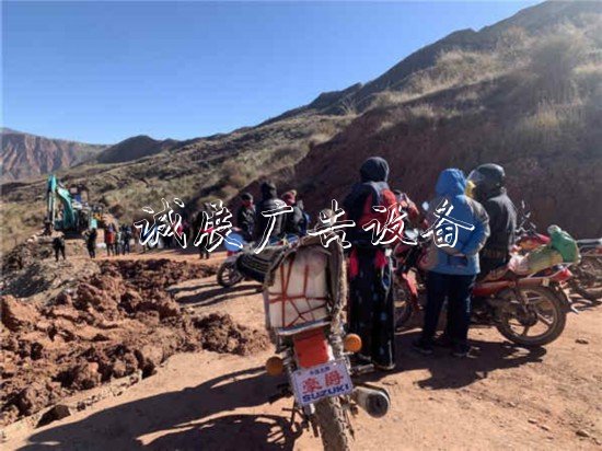 “2019行走黃河”：拉戶外廣告燈箱加鎮(zhèn)，黃河邊上解難題