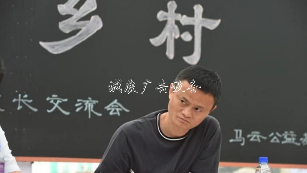 【動(dòng)點(diǎn)播報(bào)】華為發(fā)布首款折滾動(dòng)廣告燈箱疊屏 5G 手機(jī)，俞渝朋友圈開撕李國慶