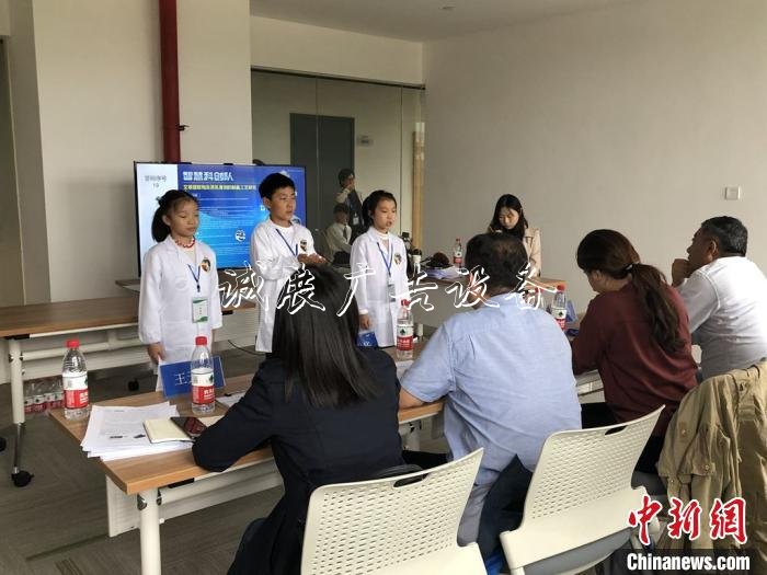 自動分類垃圾桶、智能澆路燈燈箱花器 上海“00后”展示科創(chuàng)實(shí)力