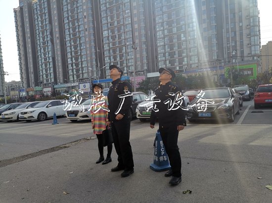 應(yīng)對大風(fēng)天氣南磨房執(zhí)學(xué)校宣傳欄法隊(duì)檢查施工工地和戶外廣告