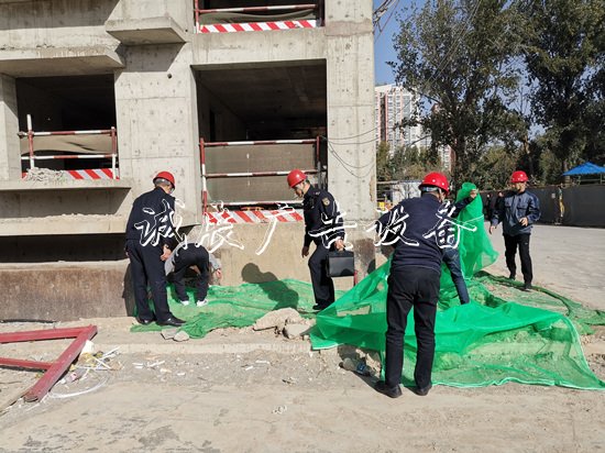應(yīng)對大風(fēng)天氣南磨房執(zhí)學(xué)校宣傳欄法隊(duì)檢查施工工地和戶外廣告