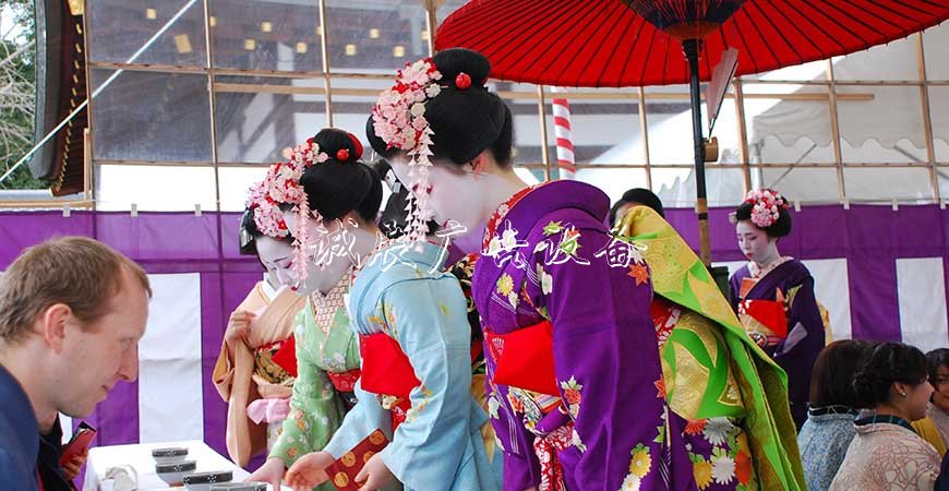 絕了！日本舞妓被提議路燈燈箱奧運期間當(dāng)人肉垃圾桶 網(wǎng)